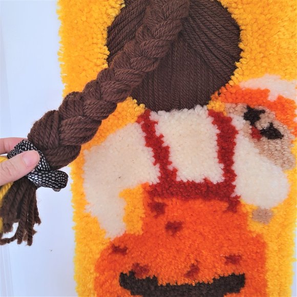 Wall tapestry with little girl. - Picture 4 of 7